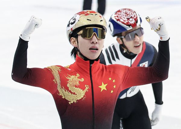 중국 국가대표가 된 린샤오쥔이 금메달 1개, 은메달 1개, 동메달 1개를 땄다. 사진은 8일(현지시각) 중국 헤이룽장성 하얼빈 빙상훈련센터 다목적홀에서 열린 하얼빈 동계아시안게임 쇼트트랙 남자 500m 결승에서 금메달을 획득한 중국 대표팀 린샤오쥔(한국명 임효준)이 기뻐하고 있는 모습. /사진=뉴스1