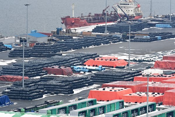  도널드 트럼프 미국 대통령이 미국으로 수입되는 모든 철강과 알루미늄 제품에 대한 25%의 관세를 부과할 것이라고 밝혔다. 사진은 10일 경기 평택항 수출입 부두에 철강 제품이 쌓여 있는 모습. /사진=뉴시스