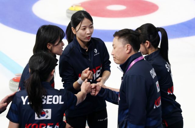 남녀 컬링 대표팀이 예선전에서 연승에 성공하며 무패행진을 이어갔다. 사진은 지난 9일(현지시각) 중국 하얼빈시 핑핑 컬링아레나에서 열린 2025 하얼빈동계아시안게임 한국과 일본의 경기에서 승리한 여자 컬링대표팀. /사진=뉴스1