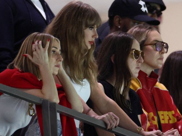 도널드 트럼프 미국 대통령이 슈퍼볼 경기장에서 테일러 스위프트가 야유받자 조롱 게시물을 올렸다. 사진은 경기 중 관중석에 선 가수 테일러 스위프트(왼쪽에서 두번째)의 모습. /사진=로이터