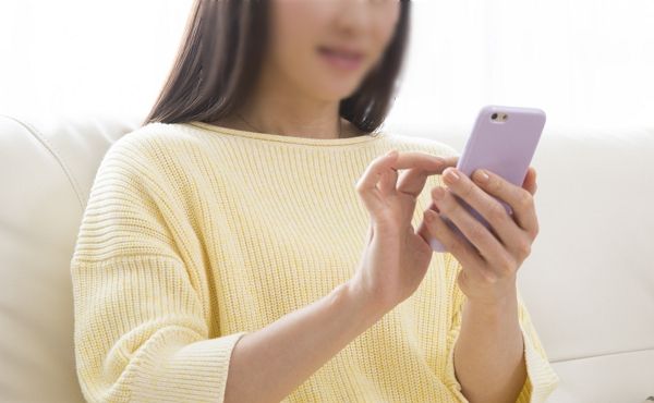 50대 엄마가 20대 딸 사진을 도용해 소개팅 앱에 푹 빠진 사연이 전해졌다. 사진은 기사와 직접적 관련이 없는 여성이 휴대전화 하는 모습. /사진=이미지투데이