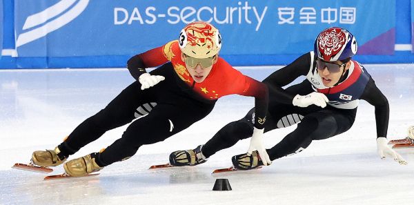 사진은 9일(현지시각) 중국 하얼빈 헤이룽장 빙상훈련센터에서 열린 2025 하얼빈 동계 아시안게임 쇼트트랙 남자 5000m 계주 결승 경기에서 박지원과 린샤오쥔이 몸싸움을 벌이며 질주하고 있는 모습. /사진=뉴시스