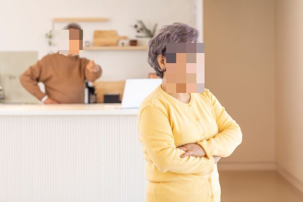 포장 주문한 음식이 무겁다는 이유로 업주에게 직접 집까지 가져다 줄 것을 요구한 사연이 전해졌다. 사진은 기사와 직접적 관련이 없는 할머니 할아버지 모습. /사진=이미지투데이