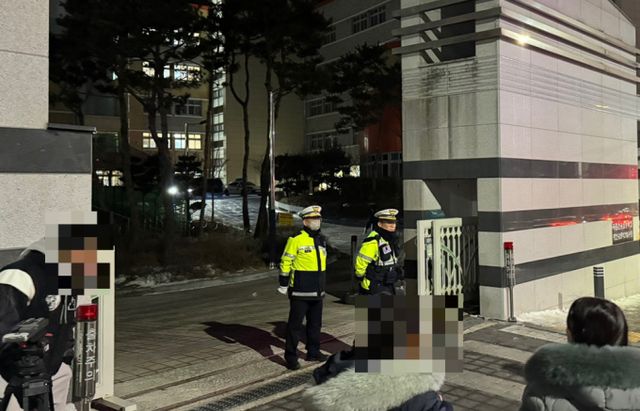 방과후 돌봄교실에 참가한 초등학생 여아를 40대 여성 교사가 살해한 사건이 발생한 초등학교가 11일 긴급 휴교한다. 사진은 사고가 발생한 초등학교를 경찰이 통제하는 모습. /사진=뉴스1