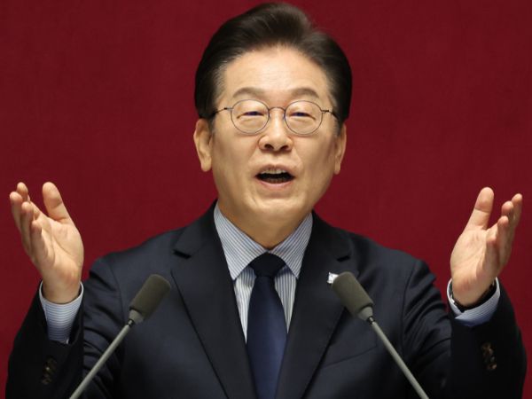 사진은 이재명 더불어민주당 대표가 10일 서울 여의도 국회에서 열린 본회의에서 교섭단체 대표연설을 하던 중 참관 시민들을 가리키고 있는 모습. /사진=뉴시스