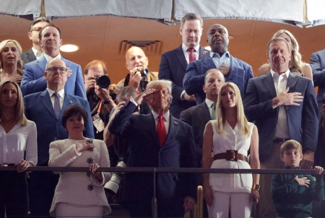 트럼프 미국 대통령이 딸 이방카, 손자 테오도르 등과 함께 NFL 제59회 슈퍼볼 필라델피아 이글스와 캔자스시티 치프스의 경기 시작 전 국민의례를 하고 있는 모습. /사진=로이터