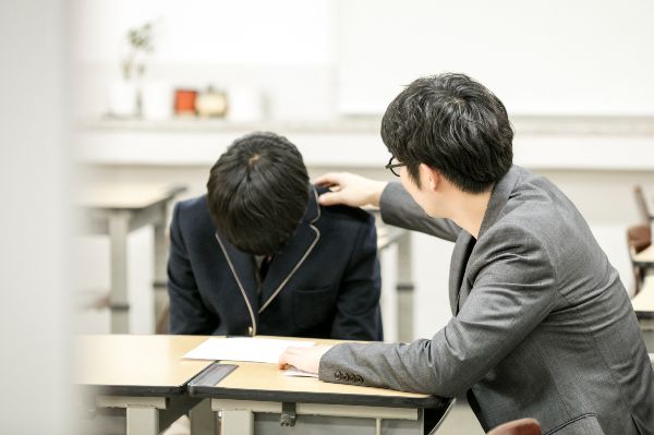 '할머니 냄새' 때문에 고민 중인 아이에게 11년 차 교사가 내놓은 감동적인 답변이 화제다. 사진은 기사와 직접적 관련이 없는 학생 위로하는 교사 모습. /사진=이미지투데이