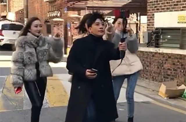 '버닝썬 사태'로 수감 생활을 마치고 출소한 빅뱅 출신 승리(본명 이승현)의 근황이 포착돼 화제를 모았다. /사진=엑스(X·옛 트위터) 캡처