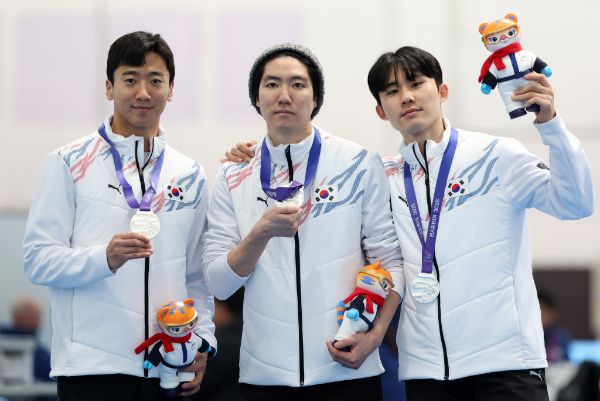 2025 하얼빈동계아시안게임 스피드스케이팅에서 은메달 1개와 동메달 1개, 스노보드에서 동메달 1개를 추가 획득해 한국은 종합 2위를 유지했다. 사진은 10일(현지시각) 중국 하얼빈 헤이룽장 스피드스케이팅 오벌에서 열린 2025 하얼빈 동계아시안게임 스피드스케이팅 남자 팀 스프린트 경기 시상식에서 대한민국 김준호(왼쪽부터), 차민규, 조상혁이 은메달을 수상하고 있는 모습. /사진=뉴시스
