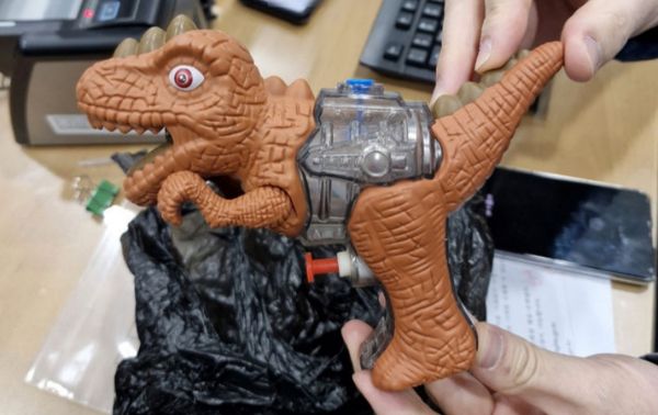 공룡 모양의 장난감 물총을 들고 은행 강도 행각을 벌인 30대 남성 A씨가 붙잡혔다. 사진은 A씨가 은행에 들고 온 공룡 모양 장난감 물총. /사진=뉴시스(부산경찰청 제공)