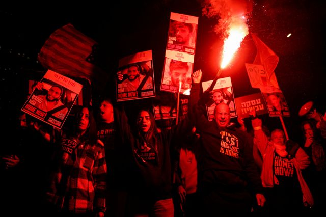팔레스타인 무장 정파 하마스가 지난 10일(현지시각) 이스라엘 인질 석방을 무기한 연기한다고 발표했다. 이에 대해 이스라엘은 “휴전 합의를 완전히 위반하는 것”이라며 강하게 반발했다. /사진=로이터