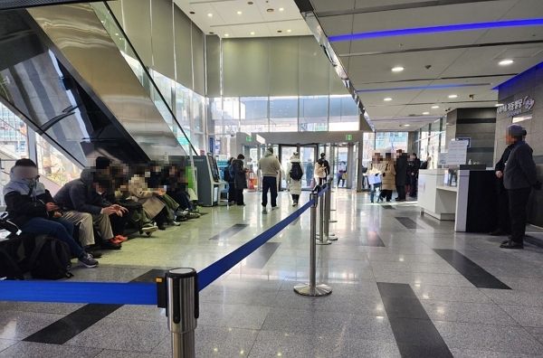 윤석열 대통령 지지자들이 '윤 대통령 방어권 보장 안건' 통과를 요구하고 있다. 사진은 윤석열 대통령 지지자들이 10일 오전 서울 중구 국가인권위원회 로비에 모인 채 대기 중인 모습. /사진=뉴시스