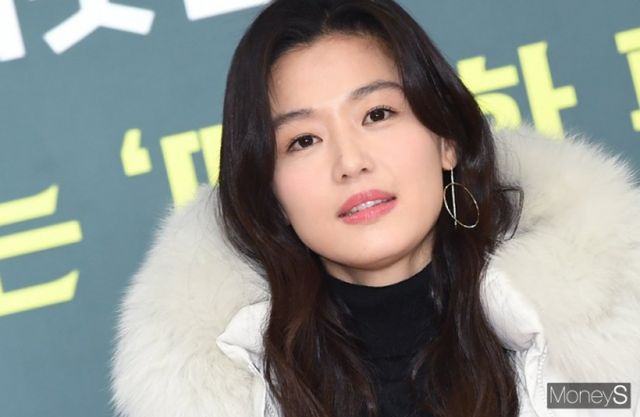 배우 전지현이 세무조사 후 추징금을 납부한 사실이 뒤늦게 알려진 가운데 소속사측은 "위법 행위와는 무관하다"고 밝혔다. 사진은 지난 2019년 서울 중구 소공동 서울 웨스틴 조선호텔에서 열린 '2019 따뜻한 세상' 캠페인 5주년 따뜻한 패딩 및 감사패 전달식에 참석한 배우 전지현. /사진=장동규 기자