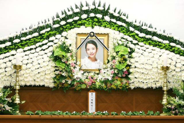 정다빈이 세상을 떠난 지 어느덧 18년이 지났지만 여전히 많은 이들이 고인을 추억하고 있다. 사진은 지난 2007년 2월10일서울 풍납동 현대아산병원 장례식장에 마련된 고 정다빈 빈소. /사진=머니투데이