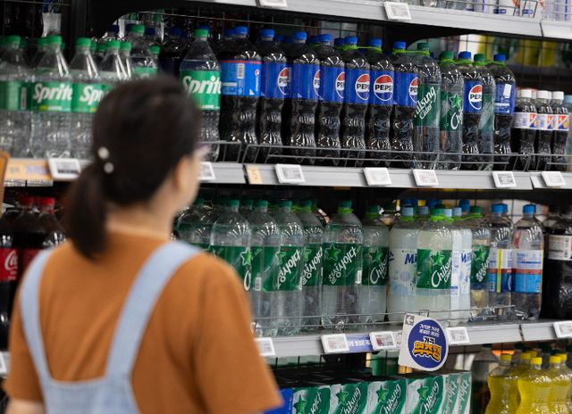 롯데칠성음료의 지난해 연결기준 매출은 늘었으나 영업이익은 같은 기간 12.2% 감소했다. 사진은 서울 한 대형마트에 진열된 롯데칠성음료 제품들. /사진=뉴스1