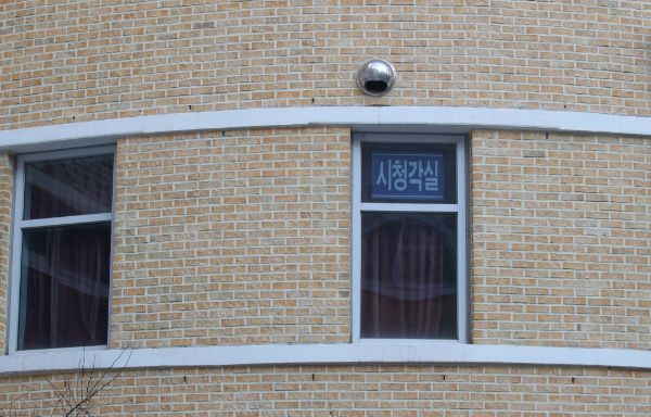 대전 서구 한 초등학교에서 8세 A양을 살해한 여교사 B씨가 4일 전에도 이상행동을 보였던 것으로 조사됐다. 사진은 A양이 살해된 대전 서구 한 초등학교 시청각실 모습. /사진=뉴스1