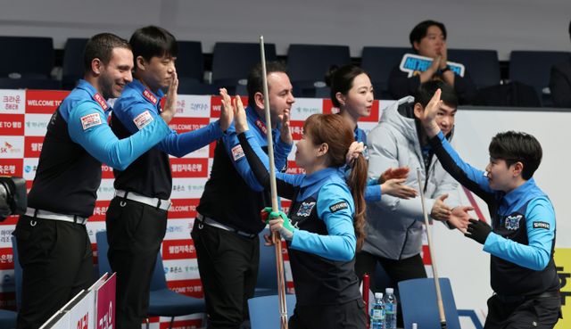 PBA 팀리그 5라운드 4일차를 마친 휴온스가 크라운해태를 잡아내며 선두를 탈환했다. 사진은 지난 10일 경기 고양 킨텍스PBA스타디움에서 열린 휴온스와 크라운해테의 경기에서 승리한 휴온스 선수단이 기뻐하는 모습. /사진=프로당구협회(PBA) 제공