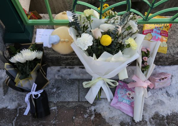 대전 서구 한 초등학교에서 1학년 하늘양이 교사에 의해 흉기에 찔려 사망하는 사고가 발생한 가운데, 해당 교사의 신상이 온라인에 퍼지고 있다. 사진은 지난 11일 범행이 발생한 학교입구에 하늘양을 추모하는 국화꽃과 메모가 놓여 있는 모습. /사진=뉴스1
