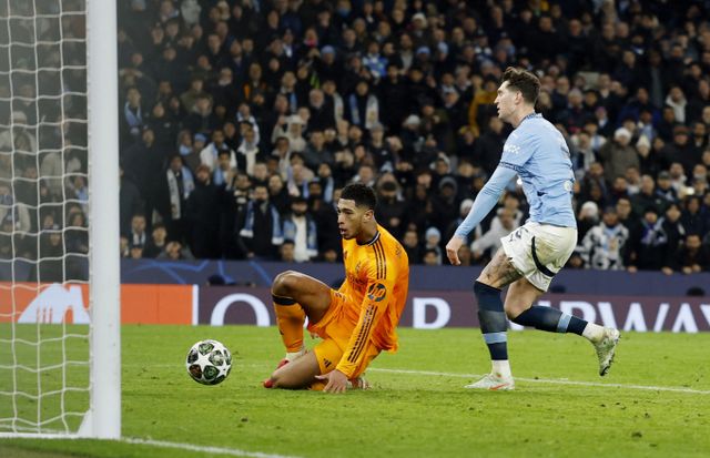 레알 마드리드가 맨체스터 원정에서 강호 맨체스터 시티에 역전승을 거뒀다. 사진은 12일(한국시각) 영국 맨체스터 에티하드스타디움에서 열린 레알 마드리드와 맨체스터 시티의 유럽축구연맹(UEFA) 챔피언스리그 16강 1차전에서 역전골을 터트리는 주드 벨링엄(왼쪽)의 모습. /사진=로이터