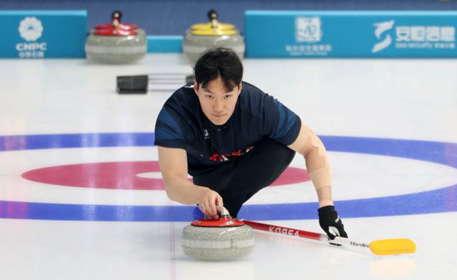 남자 컬링 대표팀이 카자흐스탄에 대승을 거두며 4강 직행을 확정지었다. 사진은 지난 6일(한국시각 ) 중국 하얼빈 핑팡컬링아레나에서 열린 2025 하얼빈 동계아시안게임 컬링 혼성 믹스더블 B조 대한민국과 중국의 경기에 나선 성지훈이 스톤을 투구하는 모습. /사진=뉴시스 