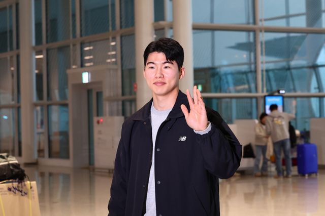 LA다저스로 이적한 김혜성이 험란한 주전 경쟁을 치를 예정이다. 사진은 지난달 14일 인천 중구 인천국제공항을 통해 출국 중인 김혜성의 모습. /사진=뉴시스