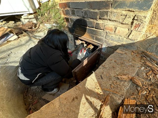 첫날 농촌 적응은 쉽지 않았다. 장작을 때는 기자의 모습./사진=박정은 기자