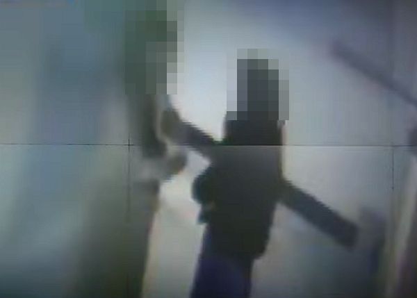 한 중학교 교사가 시험 문제에 이의제기한 학원 원장을 찾아가 폭언을 퍼붓고 학부모에게까지 협박성 발언을 한 사실이 드러나 논란이다. 사진은 중학교 교사와 학원 원장의 모습. /사진=JTBC '뉴스룸' 캡처