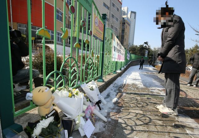 서울시교육청이 대전 초등학생 살해 사건과 관련해 대책 마련을 위한 회의를 진행한다. 사진은 11일 범행이 발생한 학교에서 시민들이 A양을 추모하는 모습. /사진=뉴스1 