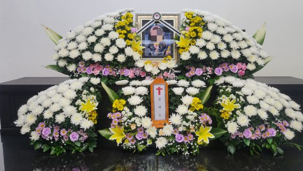 대전 서구 한 초등학교에서 교사가 휘두른 흉기에 숨진 김하늘양의 할아버지가 눈물을 참지 못했다. 사진은 교사가 휘두른 흉기에 찔려 숨진 김하늘양의 영정사진. /사진=뉴시스