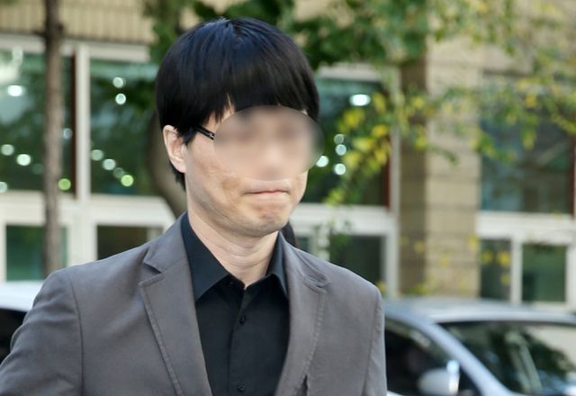 의료 과실로 가수 신해철 씨를 숨지게 한 의사가 다른 의료 과실 사건으로 항소심에서도 실형을 선고받고 법정구속됐다. 사진은 지난 2014년 10월 신해철을 상대로 위장관유착박리 수술로 복막염과 패혈증을 유발시켜 사망에 이르게 한 혐의(업무상과실치사)로 기소된 강모씨. /사진=머니투데이