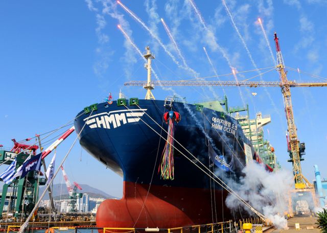 HMM이 지난해 매출 11조7002억원, 영업이익 3조5128억원을 기록했다. 사진은 지난해 11월 오전 부산 영도구 HJ중공업 영도조선소에서 7700TEU급 LNG DF(이중연료) 컨테이너선 2척에 대한 명명식 행사 모습. /사진=뉴시스