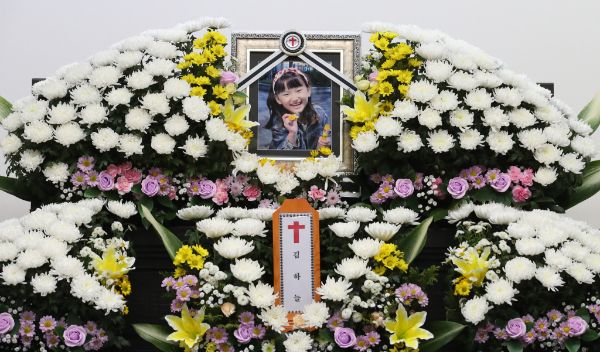 대전 서구 한 초등학교에서 김하늘양을 흉기로 살해한 여교사가 조현병을 앓고 있었다는 의혹이 제기됐다. 사진은 대전 서구 건양대병원 장례식장 빈소에 놓인 김하늘양의 영정사진. /사진=뉴스1