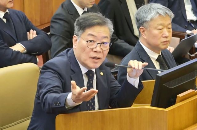 김용빈 중앙선거관리위원회 사무총장이 데이터 조작 의혹에 대해 불가능한 일이라고 선을 그었다. 사진은 김 총장이 지난 11일 서울 종로구 헌법재판소에서 열린 윤석열 대통령 탄핵 심판 7차 변론기일에 증인으로 출석해 증언하는 모습. /사진=뉴시스(헌법재판소 제공) 