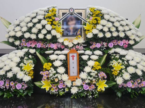 대전 서구 한 초등학교에서 초등학교 1학년 김하늘양을 살해한 교사가 응급 수술을 마치고 중환자실에 입원했다. 사진은 11일 교사가 휘두른 흉기에 찔려 숨진 김하늘양의 시신이 안장돼 있는 대전 서구 건양대병원 장례식장 빈소에 고인의 명복을 비는 조화와 김양의 영정이 놓여 있는 모습. /사진=뉴시스