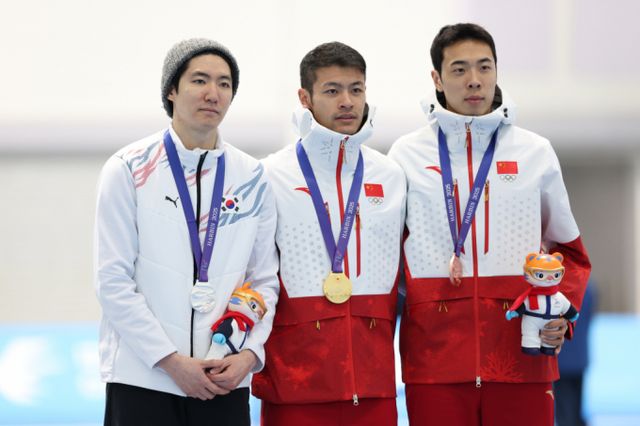 스피드 스케이팅 국가대표 차민규가 남자 1000m에서 아쉬운 은메달을 획득했다. 사진은 11일(한국시각) 중국 하얼빈 스피드 스케이트 오벌에서 열린 2025 하얼빈동계아시안게임 스피드 스케이팅 남자 1000m 시상식에 참석한 차민규(왼쪽)의 모습. /사진=뉴스1
