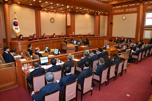 11일 진행되는 윤석열 대통령 탄핵심판 변론기일에 이상민 전 행정안전부 장관, 신원식 국가안보실장, 백종욱 전 국가정보원 3차장과 김용빈 중앙선거관리위원회 사무총장이 증인으로 출석해 부정선거 공방을 벌일 것으로 보인다. 사진은 지난 6일 서울 종로구 헌법재판소 대심판정에서 윤 대통령 탄핵심판 6차 변론기일이 열린 모습. /사진=뉴시스(공동취재단)