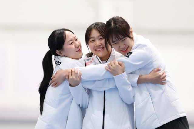 여자 대표팀이 팀추월에서 동메달을 획득하며 2025 하얼빈동계아시안게임 스피드스케이팅에서 12번째 메달을 획득했다. 사진은 11일(한국시각) 중국 하얼빈 헤이룽장 빙상훈련센터에서 열린 스피드스케이팅 여자 팀추월에서 금메달을 획득한 박지우, 정유나, 김윤지가 기뻐하는 모습. /사진=뉴스1 