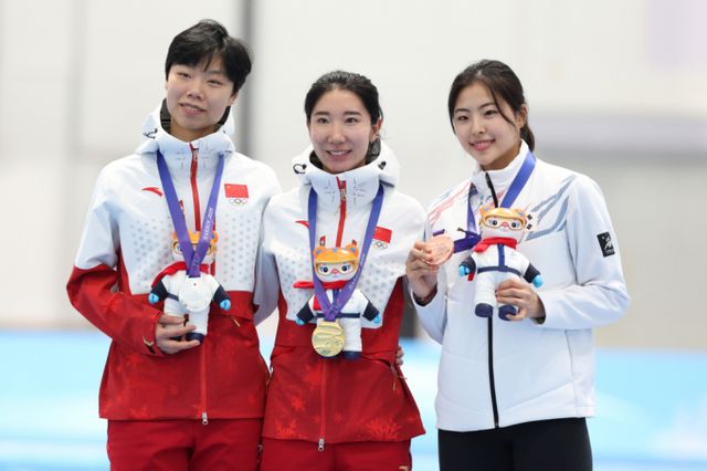 여자 스피드 스케이팅 국가대표 이나현이 동메달을 획득하며 동계 올림픽 4번째 메달을 수상했다. 사진은 11일(한국시각) 중국 하얼빈 헤이룽장 스피드스케이팅 열린 2025 하얼빈 동계아시안게임 스피드 스케이팅 여자 1000m 경기에서 동메달을 획득한 이나현(오른쪽)의 모습. /사진=뉴시스 