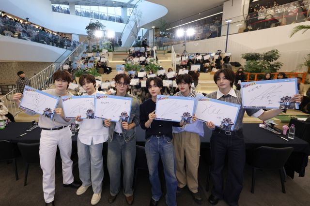 동아제약과 아이돌 그룹 라이즈가 박카스맛 젤리 공개 팬사인회를 진행했다. /사진=동아제약