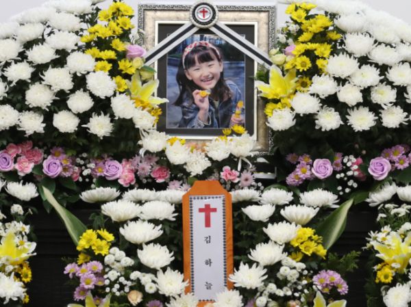 사건 현장에서 하늘양 할머니와 마주친 가해 교사는 "하늘이를 봤느냐는 물음"에 '없다, 나는 모른다'고 말하는 등 뻔뻔함까지 보였다. 사진은 지난 11일 교사가 휘두른 흉기에 찔려 숨진 김하늘양의 빈소가 대전 서구 건양대병원 장례식장 빈소에 김양의 영정사진이 놓여 있는 모습. /사진=뉴스1