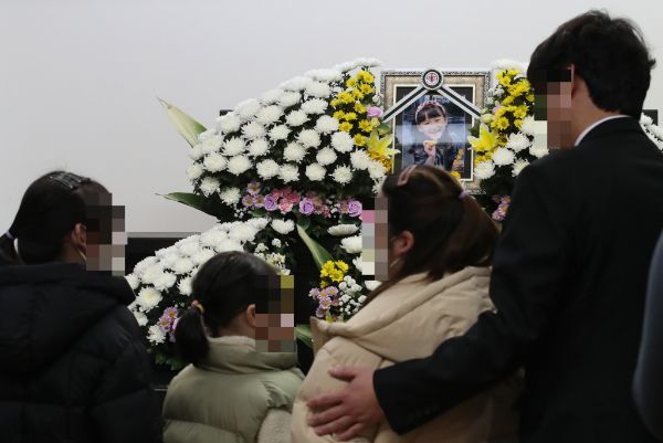 대전 서구 한 초등학교에서 김하늘양을 살해한 40대 여교사가 우울증 진단서를 근거로 휴직을 신청한 지 불과 20여일 만에 상반된 진단서를 제출하고 복직했다. 사진은 건양대병원 장례식장에 김하늘양의 친구들이 조문하는 모습. /사진=뉴스1