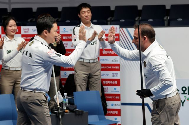 에스와이가 우승 후보 중 한 팀으로 급부상했다. 사진은 12일 경기 고양 킨텍스PBA스타디움에서 열린 '웰컴저축은행 PBA팀리그 2024-25' 5라운드 에스와이와 크라운해태의 경기 1세트에서 승리 후 하이파이브를 하고 있는 황득희(왼쪽)와 다니엘 산체스의 모습. /사진=프로당구협회(PBA) 제공