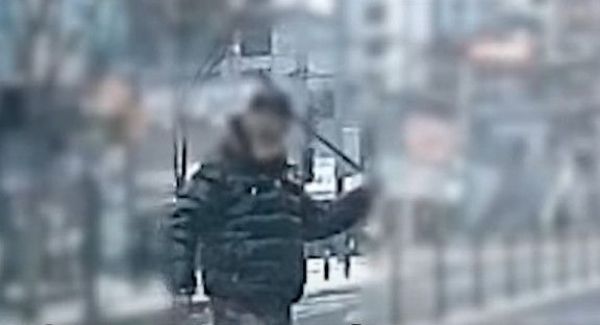 출근길 길거리에서 이유 없이 야구방망이를 들고 시민을 위협한 A씨가 경찰의 테이저건에 제압됐다. 사진은 A씨가 야구방망이를 들고 길거리를 배회하는 모습. /사진=대한민국 경찰청 유튜브 캡처