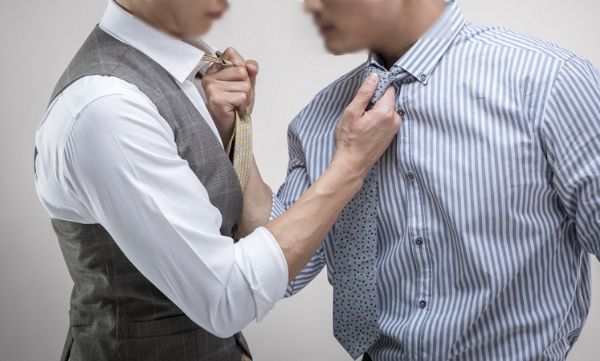 더불어민주당 소속 인천 미추홀구의회 의원이 동네 주민에게 싸움을 붙자며 협박했다는 고소장이 접수됐다. 사진은 기사의 이해를 돕기 위한 남성이 싸우는 모습. /사진=이미지투데이