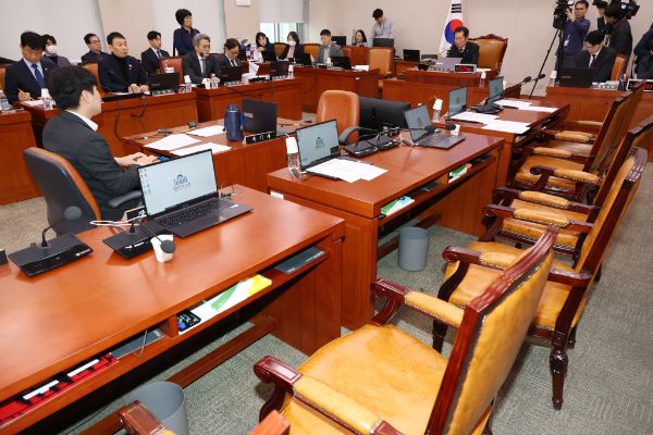 '명태균 특검법'이 야당 주도로 국회 법사위를 통과했다. 사진은 국민의힘 의원들이 12일 오전 서울 여의도 국회에서 열린 법제사법위원회 전체회의에서 '명태균 특검법' 거수 표결에 항의하며 회의장을 퇴장해 자리가 비어있는 모습. /사진=뉴스1