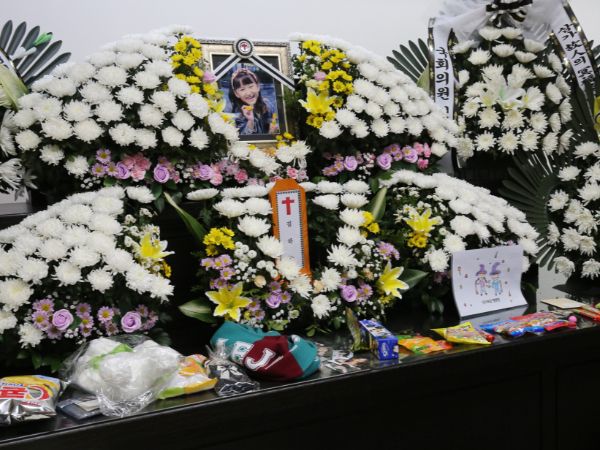 국회 교육위원회는 정신질환을 앓는 교사들에 대한 제도와 관련해 실태를 파악한다. 사진은 지난 12일 대전 서구 건양대병원 장례식장에 마련된 교사에게 피살된 김하늘양 빈소에 걸그룹 아이브 사진과 과자, 인형, 대전시티즌 머플러 등이 놓여 있는 모습. /사진=뉴스1