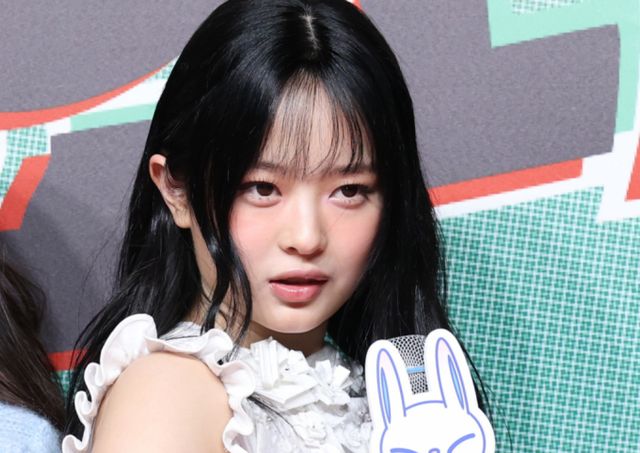 'NJZ'로 팀명 변경을 선언한 그룹 뉴진스 멤버 하니가 최근 비자를 발급받았다고 뉴진스 멤버 부모들이 직접 밝혔다.사진은 지난해 12월 인천 인스파이어 아레나에서 열린 ‘2024 SBS 가요대전’(이하 ‘가요대전’) 레드카펫 행사에 참석한 뉴진스 하니. /사진=뉴스1