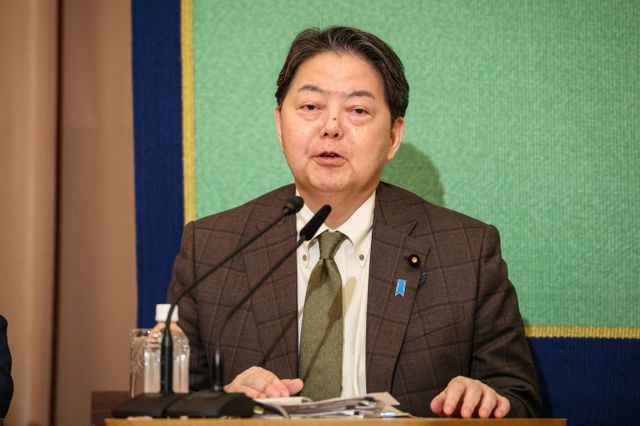 일본 정부가 도널드 트럼프 미국 대통령이 예고한 수입 철강·알루미늄 제품 25% 관세에 대해 면제를 건의했다고 전했다. 사진은 하야시 요시마사 관방장관이 지난해 9월14일 일본 도쿄 닉슨 기자 클럽에서 열린 토론회에서 연설하는 모습. /사진=로이터