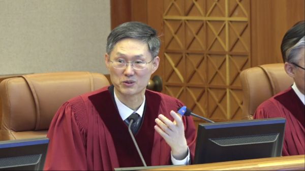 일부 윤석열 대통령 지지자들이 문형배 헌법재판소장 권한대행의 휴대전화 번호를 알아내 문자 테러를 벌인 사실이 알려졌다. 사진은 문형배 헌법재판소장 권한대행이 윤석열 대통령 탄핵심판 5차 변론을 진행하는 모습. /사진=뉴시스