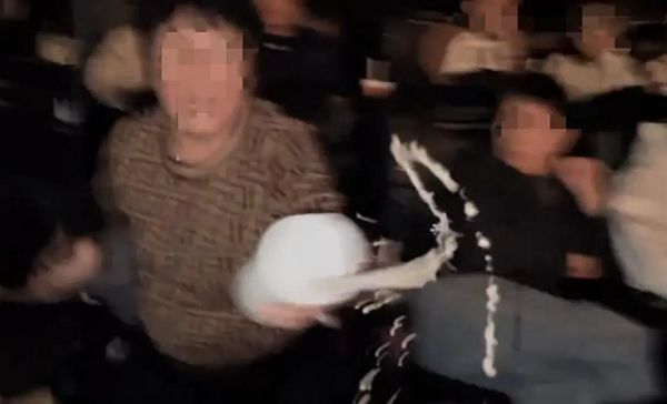 영화관에서 "조용히 해달라"고 요청했다가 밀크티를 뒤집어쓴 중국 여성의 사연이 전해졌다. 사진은 60대 여성 관객이 자기 행동을 지적하는 다른 여성 관객에게 밀크티를 뿌리는 모습. /사진=지무뉴스 캡처